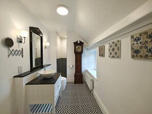 Bathroom - 4 Bed in Powerstock (oc-k34346) (Powerstock)