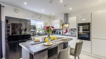 Oven, dishwasher, cookware/dishes/utensils