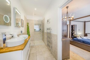 Bathroom - 5 Bed in Kidwelly (oc-d39069) (Kidwelly)
