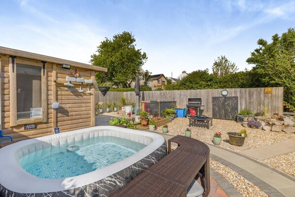 Outdoor spa tub - 5 Bed in Kidwelly (oc-d39069) (Kidwelly)