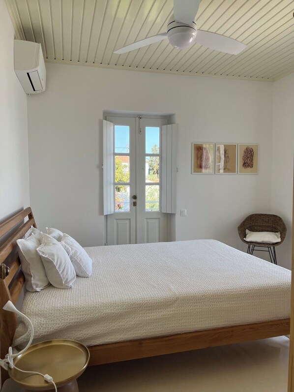 Iron/ironing board, WiFi, bed sheets - BRIGITTE GUESTHOUSE (HYDRA)