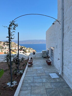 Property grounds - BRIGITTE GUESTHOUSE (HYDRA)