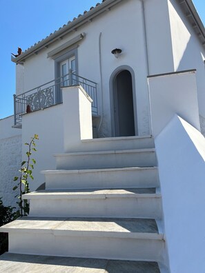Exterior detail - BRIGITTE GUESTHOUSE (HYDRA)