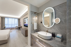 Superior Room, 1 King Bed | Bathroom | Slippers, towels - Mercure Urumqi Doowin Wanda Plaza (Ürümqi)