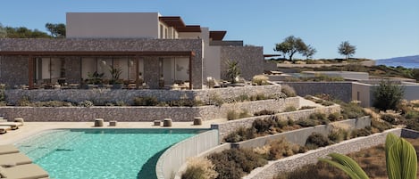 Piscine extérieure (ouverte en saison), parasols de plage