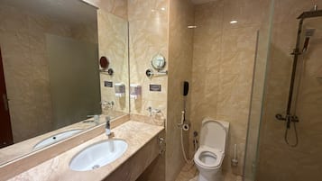 Een douche, gratis toiletartikelen, een haardroger, handdoeken