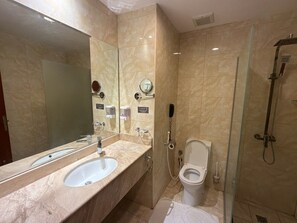 Regadera, amenidades de baño gratuitas, secadora de cabello, toallas 