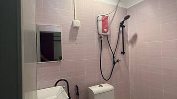 Douche, sĂšche-cheveux, serviettes fournies, papier toilette