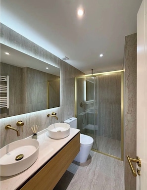 Bathroom - Comfortable apartment minutes from downtown Madrid (Madrid)