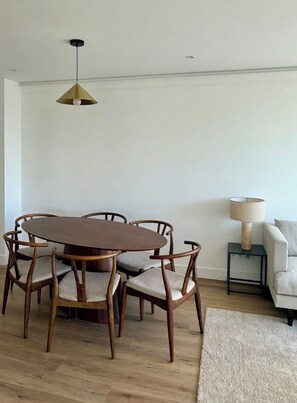 Dining - Comfortable apartment minutes from downtown Madrid (Madrid)