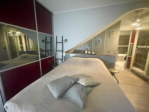 Ferros/tábuas de passar roupa, acesso à internet, roupa de cama
