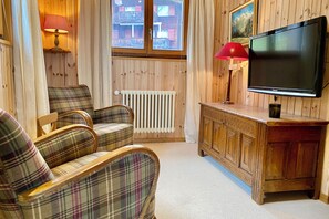 Una Smart TV, una chimenea, un reproductor de DVD, libros