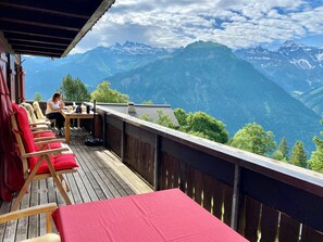 Outdoor dining - Chalet Heidi: pearl in fairytale Braunwald in Switzerland (Glarus Süd)