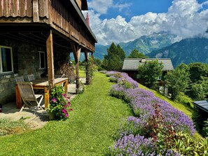 Outdoor dining - Chalet Heidi: pearl in fairytale Braunwald in Switzerland (Glarus Süd)