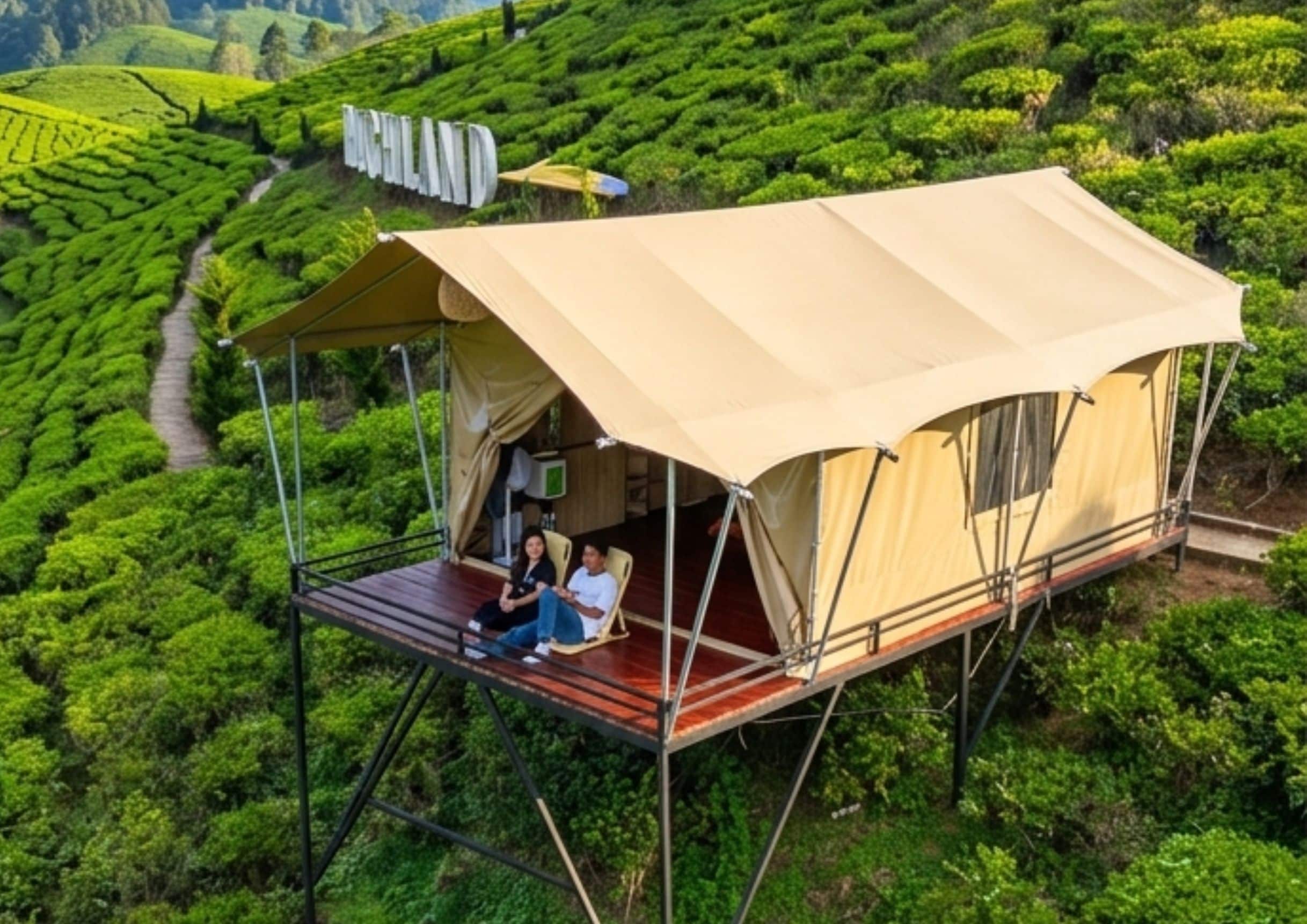 Een tentenaccommodatie met een houten terras, gelegen op een heuvel met weelderige begroeiing.
