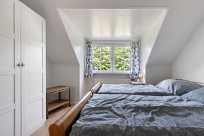 Tabla de planchar con plancha, wifi y ropa de cama 