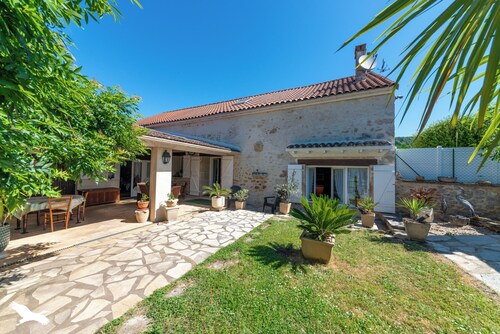Maison de charme en pierre avec terrasse et jardin
