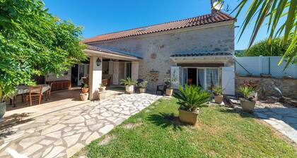 Maison de charme en pierre avec terrasse et jardin
