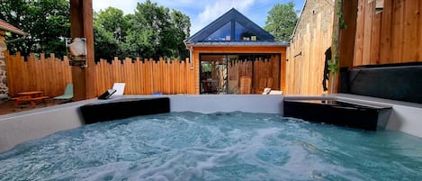 Bañera de hidromasaje al aire libre