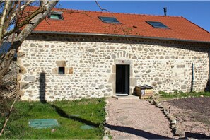 Exterior - Le Chat'Pelier- SPA, treasure hunt, 10 person gîte in Auvergne (Gouttières)
