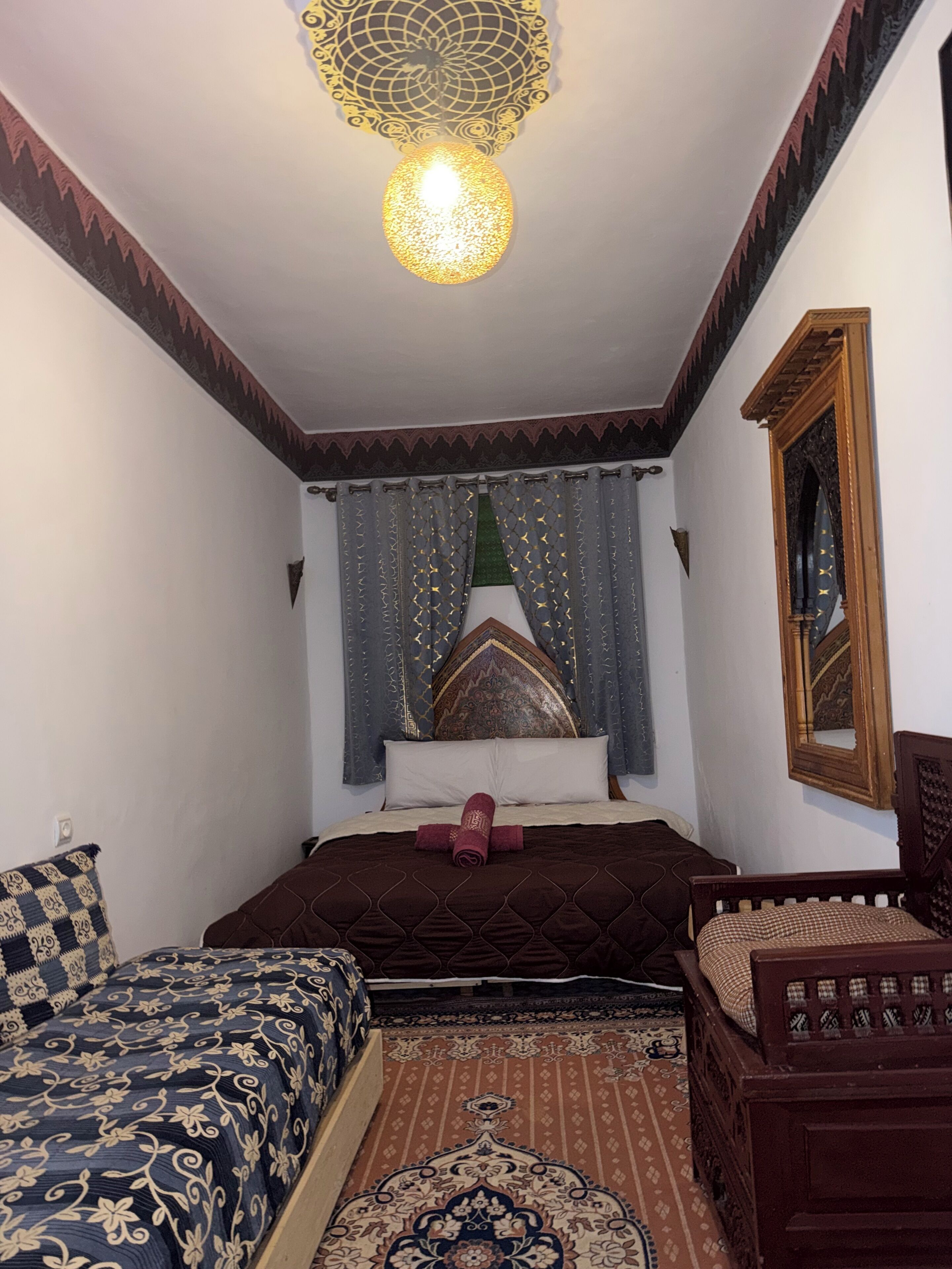 Quarto casal luxo, varanda, vista para o pátio | Quartos à prova de som, ferros/tábuas de passar roupa, Wi-Fi de cortesia