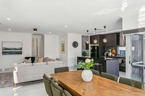 The Rumpus House | 5BR + Playroom near City Beach