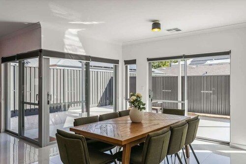The Rumpus House | 5BR + Playroom near City Beach
