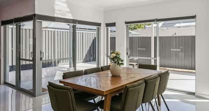 The Rumpus House | 5BR + Playroom near City Beach