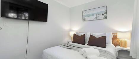 Iron/ironing board, WiFi, bed sheets