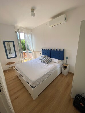 Room - Libeccio app 150 mt from the beach of Marina di campo. (Marina di Campo)