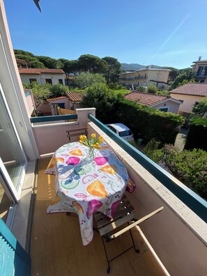 Outdoor dining - Libeccio app 150 mt from the beach of Marina di campo. (Marina di Campo)