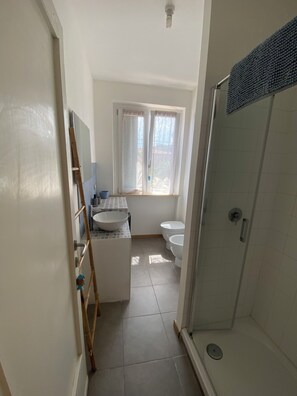 Bathroom - Libeccio app 150 mt from the beach of Marina di campo. (Marina di Campo)