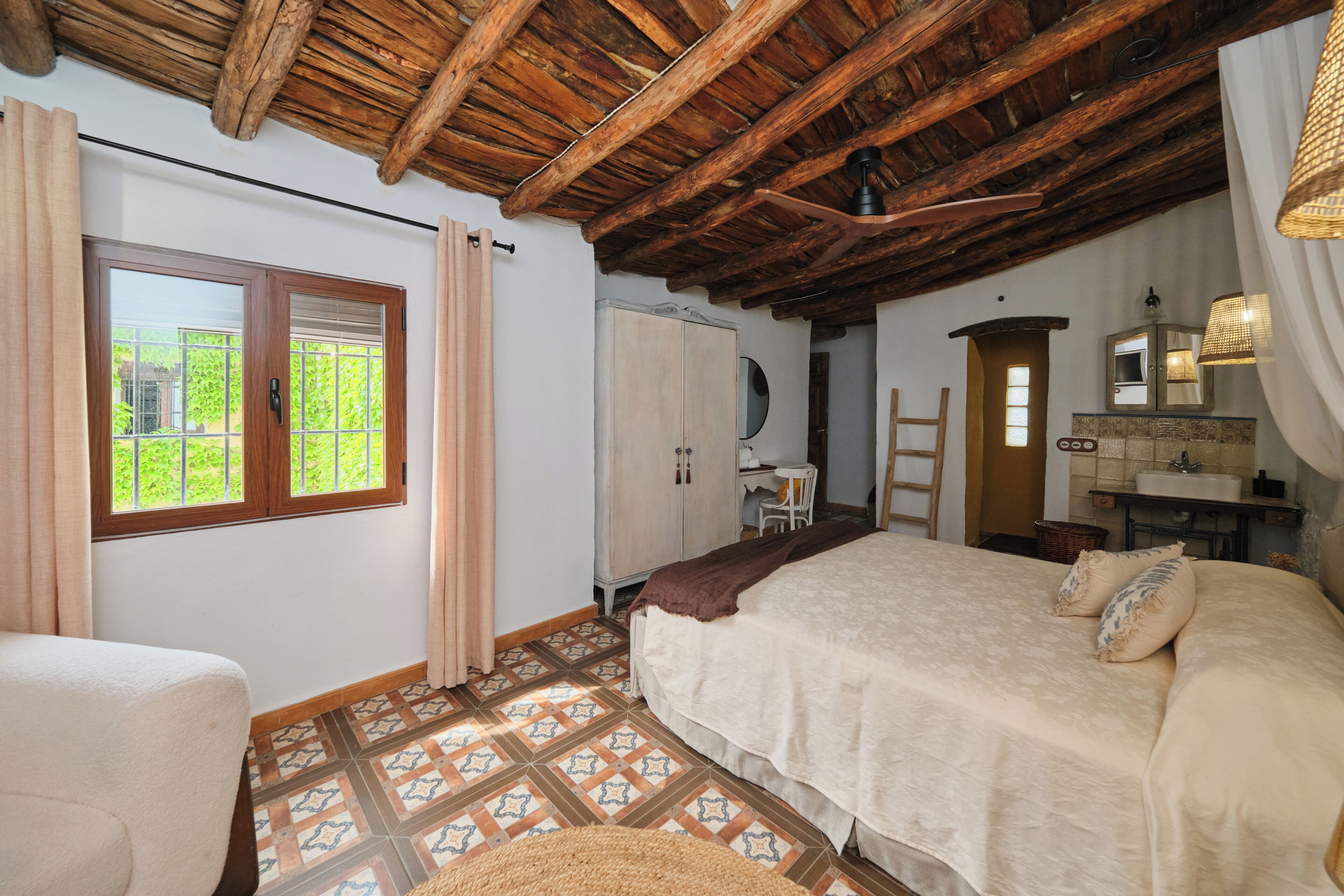 5 bedrooms, free WiFi, bed sheets
