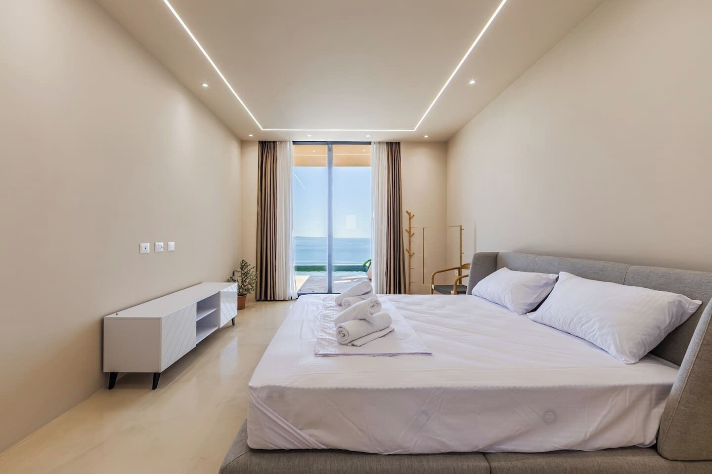 Tabla de planchar con plancha, wifi y ropa de cama 