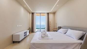 Tabla de planchar con plancha, wifi y ropa de cama