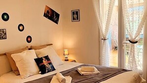 Suite Olive ( 2e chambre disponible à partir de 3 personnes - PMR) | Soundproofing, iron/ironing board (on request), WiFi (free), bed sheets - Mas de la Cigaline Var (Gareoult)