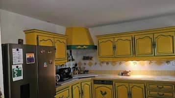 Villa superior, patio | Cocina privada | Trona infantil