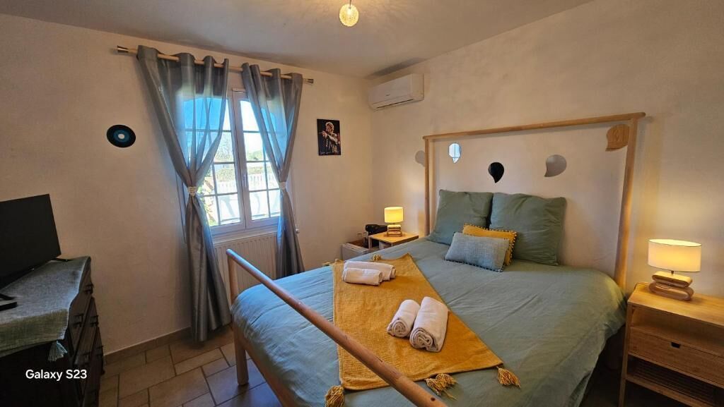 Klassieke tweepersoonskamer, 2 queensize bedden, patio, uitzicht op tuin | Geluiddichte muren, een strijkplank/strijkijzer, gratis wifi