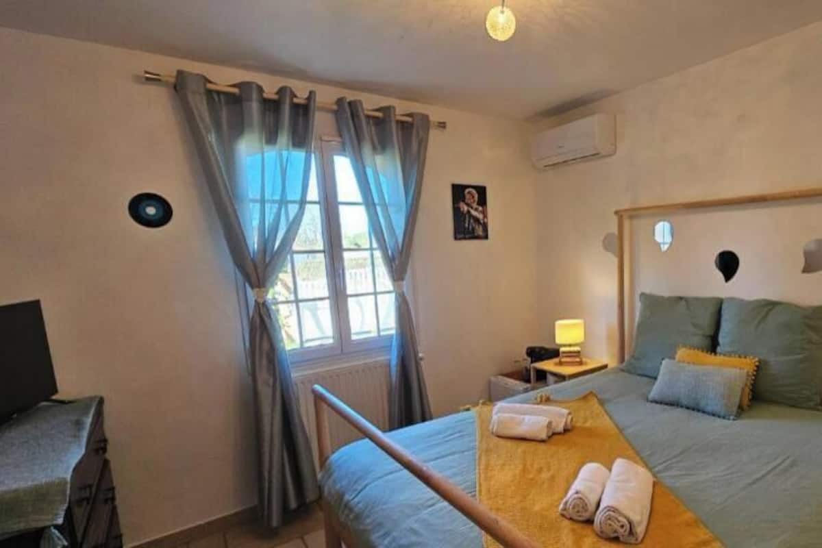 Chambre Double Classique, 2 grands lits, patio, vue jardin | Chambres insonorisées, fer et planche à repasser, Wi-Fi gratuit