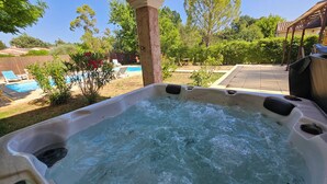 Outdoor spa tub - Mas de la Cigaline Var (Gareoult)