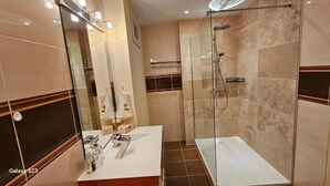 Chambre Cigaline | Bathroom | Towels - Mas de la Cigaline Var (Gareoult)