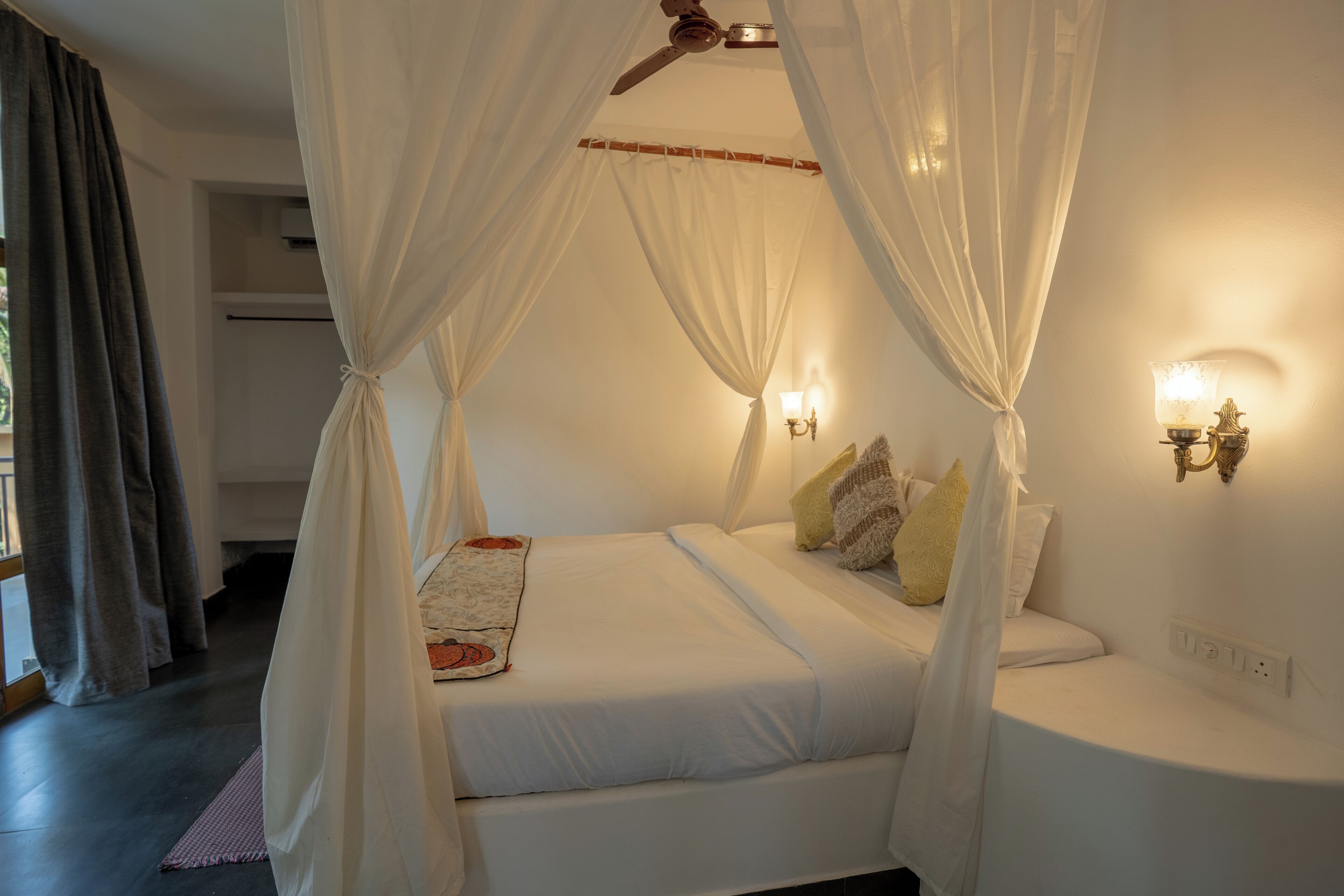 Habitación triple Deluxe, balcón | Escritorio y wifi gratis