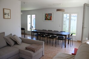 Smart TV, DVD player, livros, aparelho de som