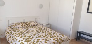 Työpöytä, silitysrauta/-lauta, ilmainen Wi-Fi, vuodevaatteet