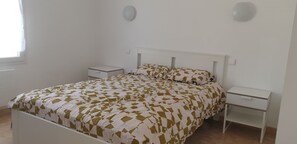 Bureau, fer et planche à repasser, Wi-Fi gratuit, draps fournis