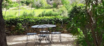 Gite and garden in Drôme Provençale, pets welcome