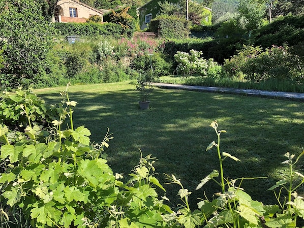 Property grounds - Gite and garden in Drôme Provençale, pets welcome (Nyons)