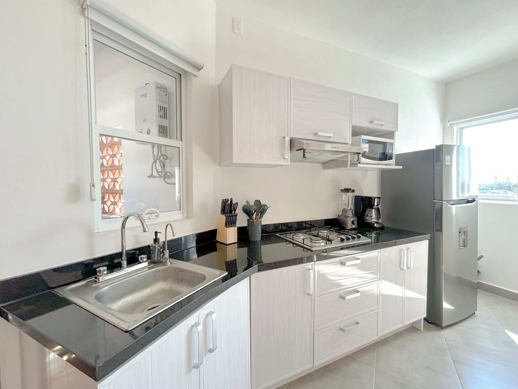 Apartemen Comfort | Dapur pribadi | Lemari es besar, microwave, oven, dan kompor