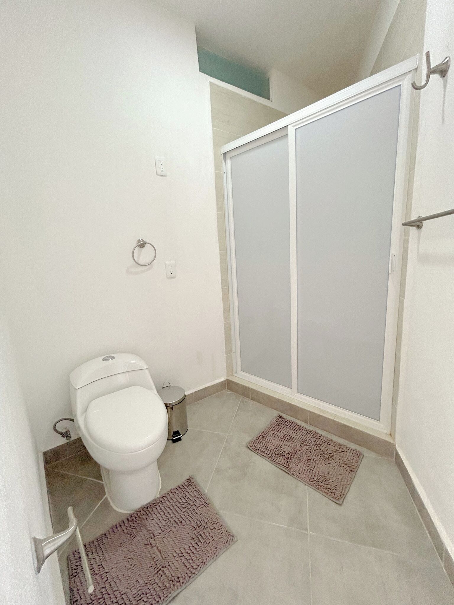 Comfort Apartment | Bathroom | Shower, hair dryer, towels, soap