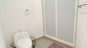Comfort Apartment | Bathroom | Shower, hair dryer, towels, soap